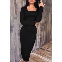 Sukienka KANORA. Czarne sukienki damskie IVET, na imprezę, bez wzorów, eleganckie, bez kołnierzyka, z długim rękawem, długie. W wyprzedaży za 59,00 zł.