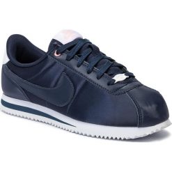 Buty NIKE - Cortez Basic Txt Vday (Gs) AV3519 400 Obsidian/Obsidian/White. Niebieskie półbuty damskie Nike, na co dzień, bez wzorów, ze skóry ekologicznej, bez obcasa, na płaskiej podeszwie, bez zapięcia. W wyprzedaży za 219,00 zł.