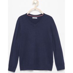 Sweter z dekoltem w serek - Granatowy. Niebieskie swetry męskie Reserved, s, bez wzorów, z dekoltem w serek, bez kaptura. Za 99,99 zł.