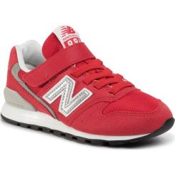 Sneakersy NEW BALANCE - YV996CRE Czerwony 1. Czerwone trampki chłopięce New Balance, bez wzorów, ze skóry ekologicznej, na rzepy. Za 229,00 zł.
