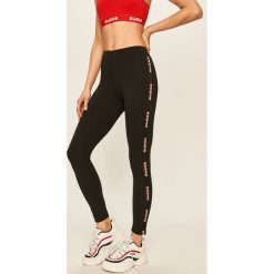 Guess Jeans - Legginsy. Czerwone spodnie damskie Guess Jeans, s, z aplikacjami, z elastanu. Za 179,90 zł.