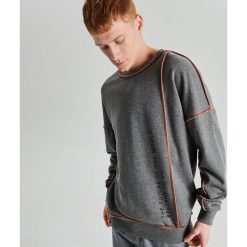 Bluza z neonowym obszyciem - Jasny szary. Szare bluzy męskie Cropp, s, bez wzorów, bez kołnierzyka, bez rękawów, bez kaptura. W wyprzedaży za 69,99 zł.