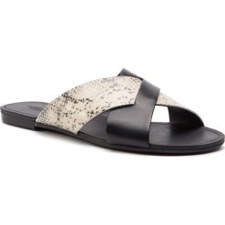 Klapki VAGABOND - Tia 4731-308-87 Sand/Black. Brązowe klapki damskie Vagabond, bez wzorów, ze skóry, bez obcasa, na obcasie. W wyprzedaży za 259,00 zł.