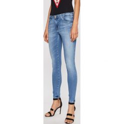 Guess Jeans - Jeansy Curve X. Niebieskie jeansy damskie Guess Jeans, z aplikacjami, z elastanu. W wyprzedaży za 439,90 zł.