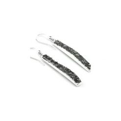 Kolczyki Long Agat Grey srebro. Niebieskie kolczyki damskie marki Brazi druse jewelry, z agatem, srebrne. Za 220,00 zł.