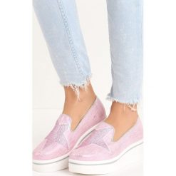 Różowe Slip On Stern. Różowe koturny damskie Born2be, z okrągłym noskiem, na wysokim obcasie, na platformie, bez zapięcia. Za 59,99 zł.