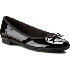 Baleriny CLARKS - Couture Bloom 261154754 Black Pat. Czarne baleriny damskie Clarks, bez wzorów, ze skóry ekologicznej, klasyczne, bez obcasa. W wyprzedaży za 229,00 zł.