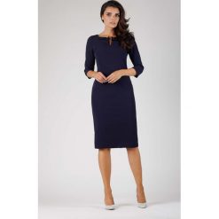Granatowa Elegancka Dopasowana Sukienka ze Spinką przy Dekolcie. Niebieskie sukienki balowe marki Molly.pl, do pracy, l, midi, dopasowane. W wyprzedaży za 129,18 zł.