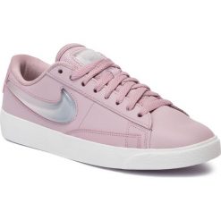 Buty NIKE - Blazer Low Lx AV9371 500 Plum Chalk/Obsidian Mist. Różowe półbuty damskie Nike, na co dzień, bez wzorów, ze skóry, bez obcasa, na płaskiej podeszwie, bez zapięcia. W wyprzedaży za 299,00 zł.