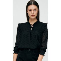 Bluzka z tkaniny plumeti - Czarny. Czarne bluzki damskie Cropp, s, bez wzorów, z tkaniny, bez kołnierzyka, bez rękawów. Za 79,99 zł.
