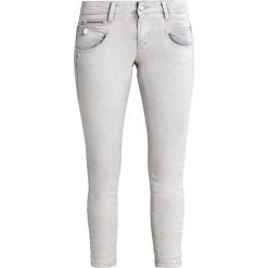 Freeman T. Porter Alexa Cropped Jeansy Slim fit natom. Szare rurki damskie Freeman T. Porter. W wyprzedaży za 220,35 zł.