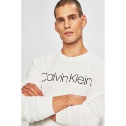 Calvin Klein - Bluza. Białe bluzy męskie Calvin Klein, xl, z nadrukiem, z bawełny, z okrągłym kołnierzem, bez rękawów, bez kaptura. W wyprzedaży za 279,90 zł.