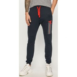 Diadora - Spodnie. Niebieskie spodnie męskie Diadora, na co dzień, xl, z nadrukiem, z bawełny. Za 119,90 zł.