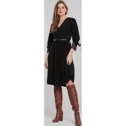 Czarna Sukienka Dannielle. Czarne sukienki damskie Renee, s, w paski, z dzianiny, eleganckie, bez kołnierzyka, bez rękawów, plisowane. Za 109,99 zł.