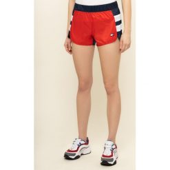 Szorty sportowe Tommy Sport S10S100171. Pomarańczowe spodnie damskie Tommy Sport, s, z poliesteru. W wyprzedaży za 129,00 zł.