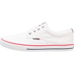 Tommy Jeans Tenisówki i Trampki white. Białe tenisówki damskie Tommy Jeans, z jeansu. W wyprzedaży za 199,20 zł.