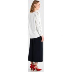 Swetry klasyczne damskie: Soyaconcept DOLLIE Sweter off white