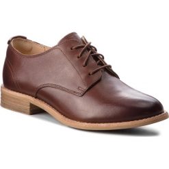 Oxfordy CLARKS - Edenvale Ash 261365244 Dark Tan Leather. Pomarańczowe półbuty damskie marki Clarks, na obcasie. W wyprzedaży za 279,00 zł.