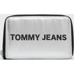 Tommy Jeans - Portfel. Szare portfele damskie Tommy Jeans, bez wzorów, z jeansu. Za 219,90 zł.
