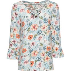 Shirt bonprix pastelowy niebieski z nadrukiem. Niebieskie koszulki damskie bonprix, w paski, z dekoltem w serek, bez rękawów. Za 34,99 zł.