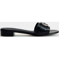 Eleganckie klapki z ozdobnym elementem - Czarny. Czarne klapki damskie Mohito, bez wzorów, bez obcasa. W wyprzedaży za 39,99 zł.