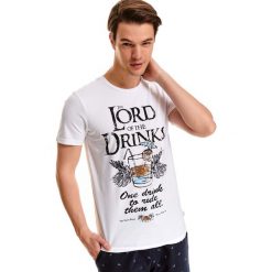 T-shirt z nadrukiem. Białe t-shirty męskie Top Secret, m, z nadrukiem, z bawełny, klasyczne, bez kołnierzyka. Za 39,99 zł.