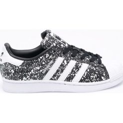 Adidas Originals - Buty Superstar. Czarne buty sportowe damskie adidas Originals, ze skóry. W wyprzedaży za 359,90 zł.