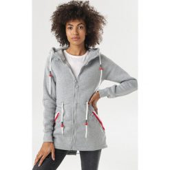 Jasnoszara Bluza Lilise. Szare bluzy damskie Born2be, s, bez wzorów, bez rękawów, bez kaptura. Za 109,99 zł.