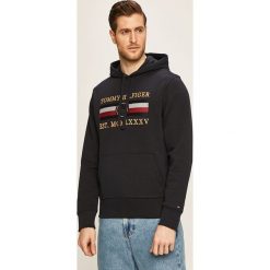 Tommy Hilfiger - Bluza. Białe bluzy męskie TOMMY HILFIGER, s, z aplikacjami, z bawełny, z kapturem, bez rękawów, z kapturem. Za 579,90 zł.