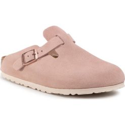Klapki BIRKENSTOCK - Boston Bs 1015900 Light Rose. Różowe klapki damskie Birkenstock, bez wzorów, ze skóry, bez obcasa. Za 389,00 zł.