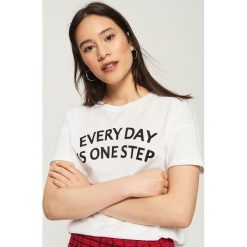 T-shirt z hasłem - Biały. Białe t-shirty damskie Sinsay, l. W wyprzedaży za 14,99 zł.