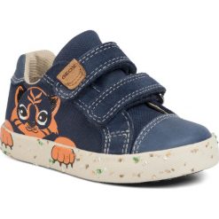 Sneakersy GEOX - B Kilwi B. J B02A7J 0ZB22 C4002 M Navy. Niebieskie trampki chłopięce Geox, bez wzorów, ze skóry, na rzepy. Za 239,00 zł.