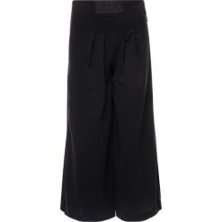 Kuloty Armani Exchange 6GYP07 YND9Z 1200. Czarne spodnie damskie Armani Exchange, bez wzorów. W wyprzedaży za 349,00 zł.