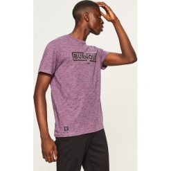 Melanżowy t-shirt z nadrukiem - Fioletowy. Fioletowe t-shirty męskie z nadrukiem Reserved, l. Za 49,99 zł.