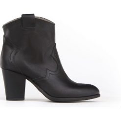 Botki kowbojki na obcasie - skóra naturalna - model 471 - kolor czarny. Czarne botki damskie Zapato, ze skóry, bez obcasa, na obcasie, bez zapięcia. W wyprzedaży za 319,20 zł.