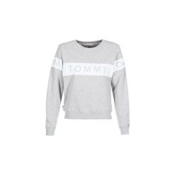 Bluzy Tommy Jeans TJW LOGO SWEATSHIRT. Szare bluzy damskie marki Tommy Jeans, l, z dzianiny, z podwyższonym stanem, dopasowane. Za 349,00 zł.
