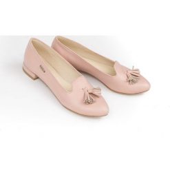 Baleriny z ostrym noskiem - skóra naturalna - model 045 - kolor różowy. Różowe baleriny damskie Zapato, bez wzorów, z jeansu, klasyczne, bez obcasa, na obcasie. W wyprzedaży za 239,20 zł.