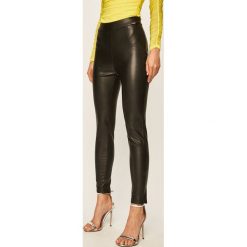 Guess Jeans - Legginsy. Czarne spodnie damskie Guess Jeans, s, z elastanu, z podwyższonym stanem. Za 369,90 zł.