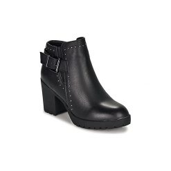 Botki Refresh 69220-BLACK. Czarne botki damskie Refresh, bez obcasa, bez zapięcia. W wyprzedaży za 216,30 zł.