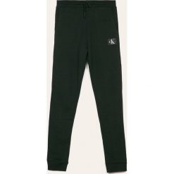 Calvin Klein Jeans - Spodnie dziecięce 140-176 cm. Czarne dresy chłopięce Calvin Klein Jeans, z aplikacjami, z bawełny. Za 299,90 zł.