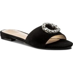 Klapki GUESS - Reed FLRED1 SUE19 BLACK. Czarne klapki damskie marki Guess, z aplikacjami, ze skóry, bez obcasa, na obcasie. W wyprzedaży za 329,00 zł.