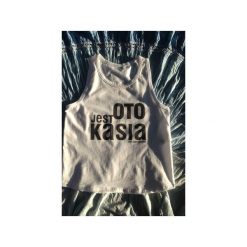 Oto jest Kasia. Białe bluzki damskie marki Kurdemol, xl, bez wzorów, z dresówki, z dekoltem na plecach, bez rękawów. Za 59,00 zł.
