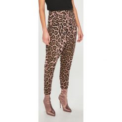 Answear - Spodnie Animal Me. Czerwone spodnie damskie ANSWEAR, uniwersalny, bez wzorów, z elastanu, casualowe. W wyprzedaży za 59,90 zł.