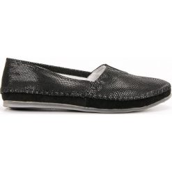 Filippo Czarne Skórzane Trampki Slip. Czarne półbuty damskie FILIPPO, bez wzorów, bez zapięcia. W wyprzedaży za 139,00 zł.