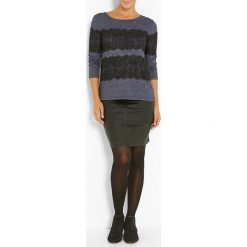 Koszulka w kolorze szarym. Szare koszulki damskie Jacqueline Riu, w koronkowe wzory, z koronki, klasyczne, z okrągłym kołnierzem. W wyprzedaży za 49,95 zł.