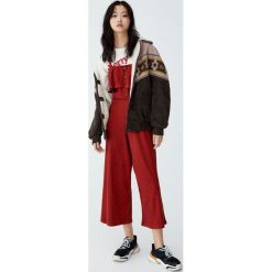 Kombinezon culotte z falbaną. Szare kombinezony damskie marki Pull&Bear. Za 89,90 zł.
