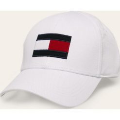 Tommy Hilfiger - Czapka. Białe czapki męskie TOMMY HILFIGER, bez wzorów, z tkaniny. W wyprzedaży za 139,90 zł.