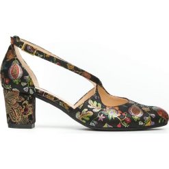 Kolorowe czółenka z paskami na krzyż - skóra naturalna - model 1290 - kolor czarne liście. Czarne czółenka damskie Zapato, w paski, ze skóry, bez obcasa. W wyprzedaży za 247,20 zł.