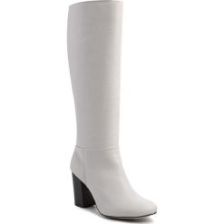 Kozaki BULLBOXER - 335500E7L Off White. Białe kozaki damskie Bullboxer, ze skóry, przed kolano, na wysokim obcasie, bez zapięcia. W wyprzedaży za 389,00 zł.