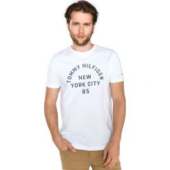Tommy Hilfiger Graphic Koszulka Biały. Białe podkoszulki męskie TOMMY HILFIGER, xl, z nadrukiem, z bawełny, z krótkim rękawem. Za 206,95 zł.